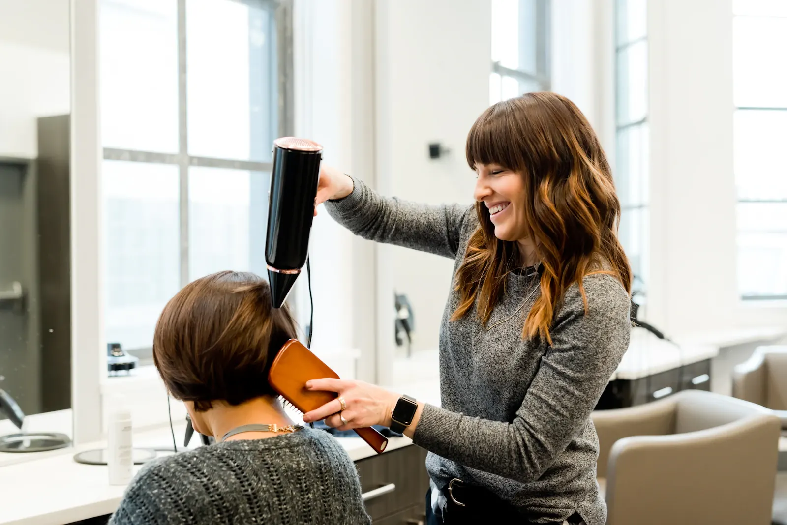 Lignes et miroirs d’un salon de coiffure, photographie d’illustration