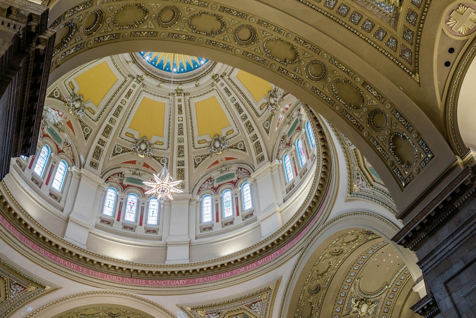 Intérieur lumineux d’une cathédrale
