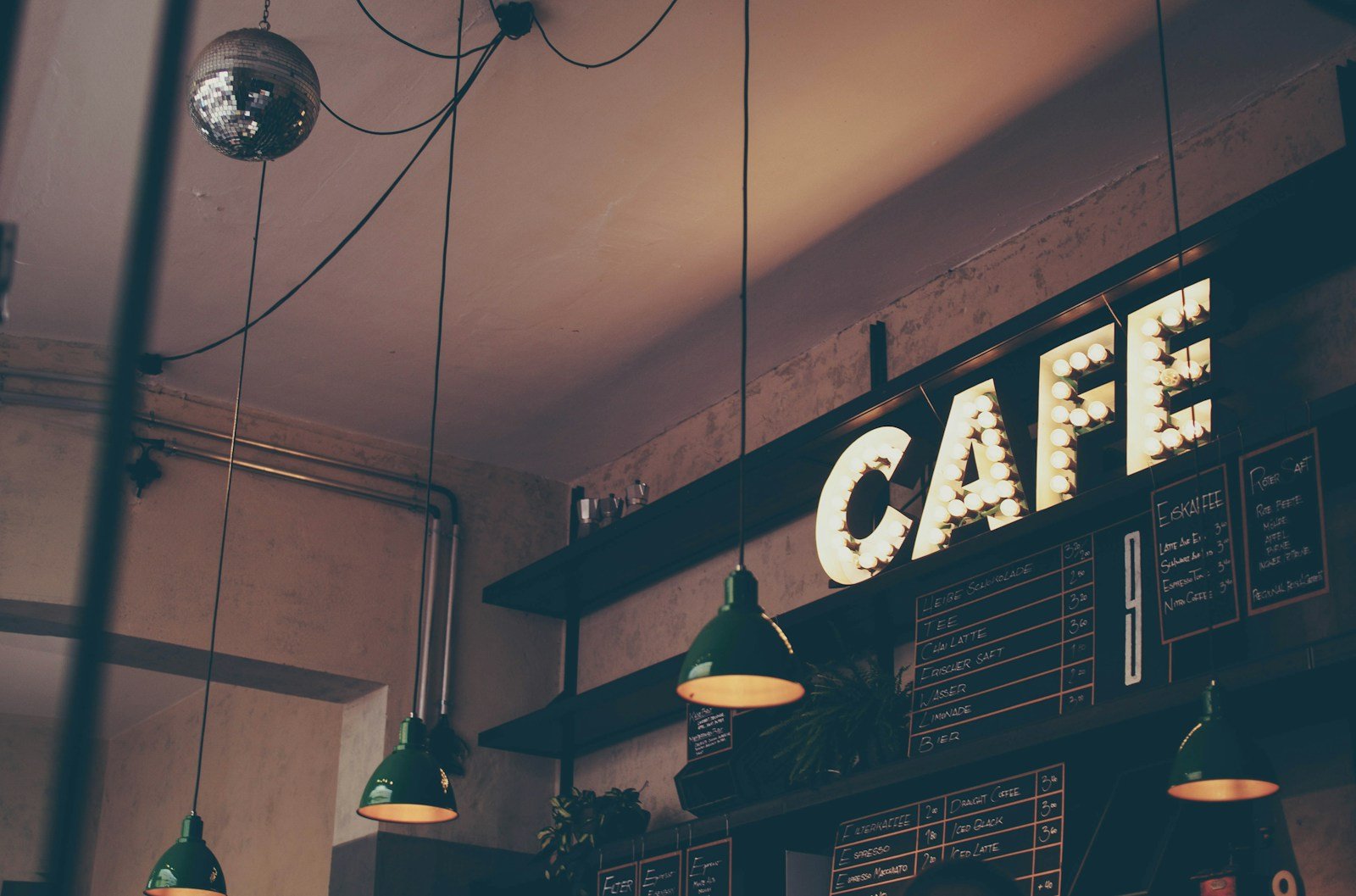 Comptoir et enseigne dans un café