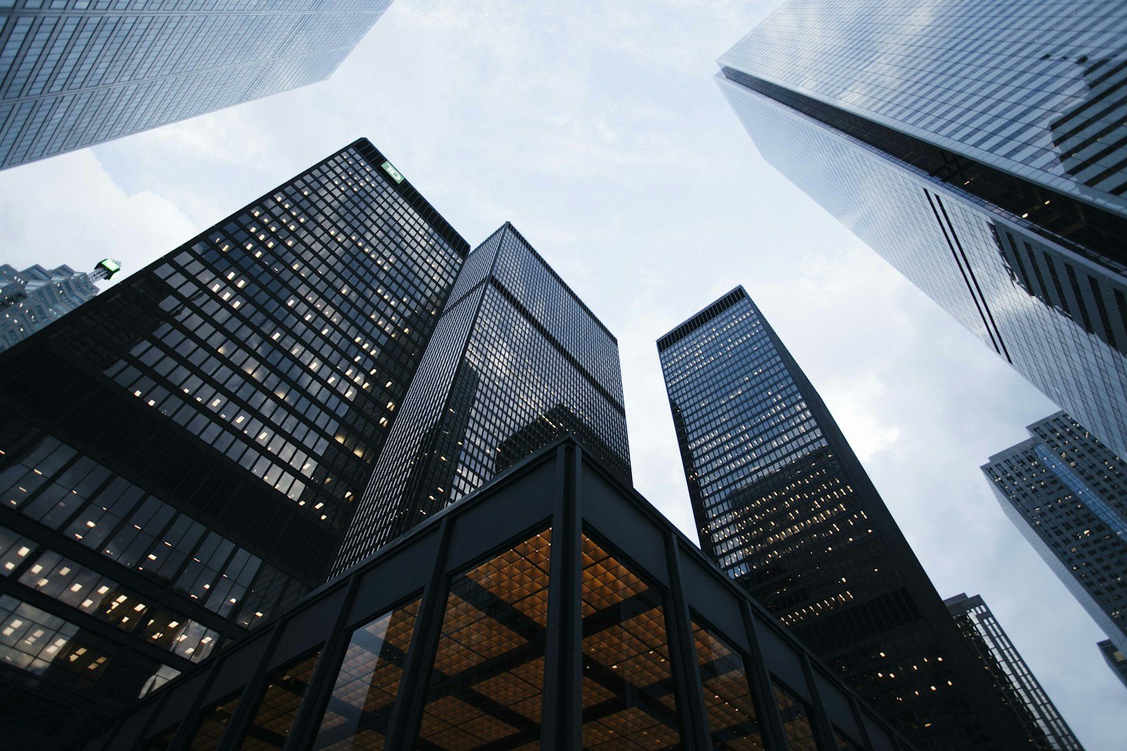 Architecture de bureaux vue depuis la rue