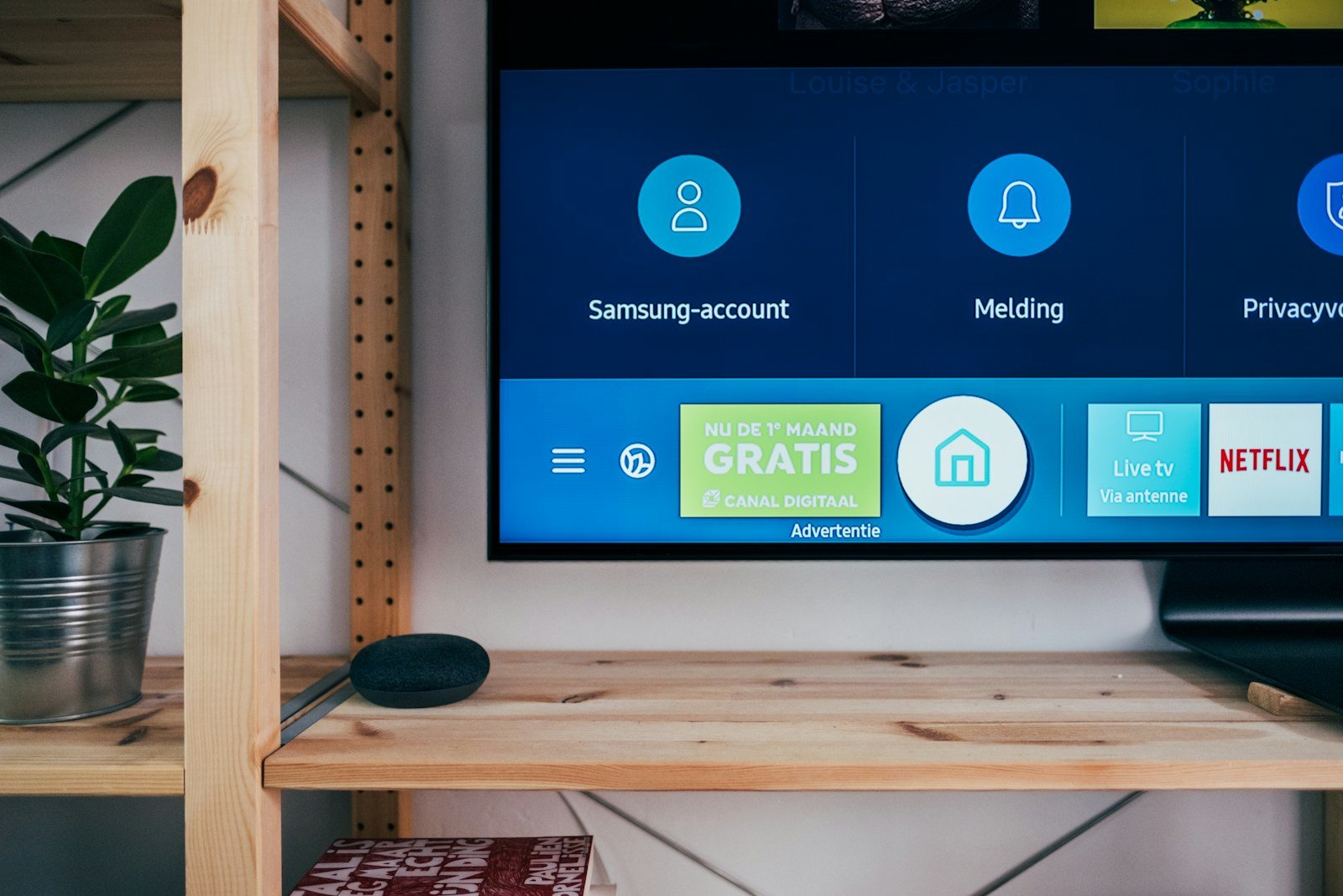 Téléviseur sur un meuble dans un salon