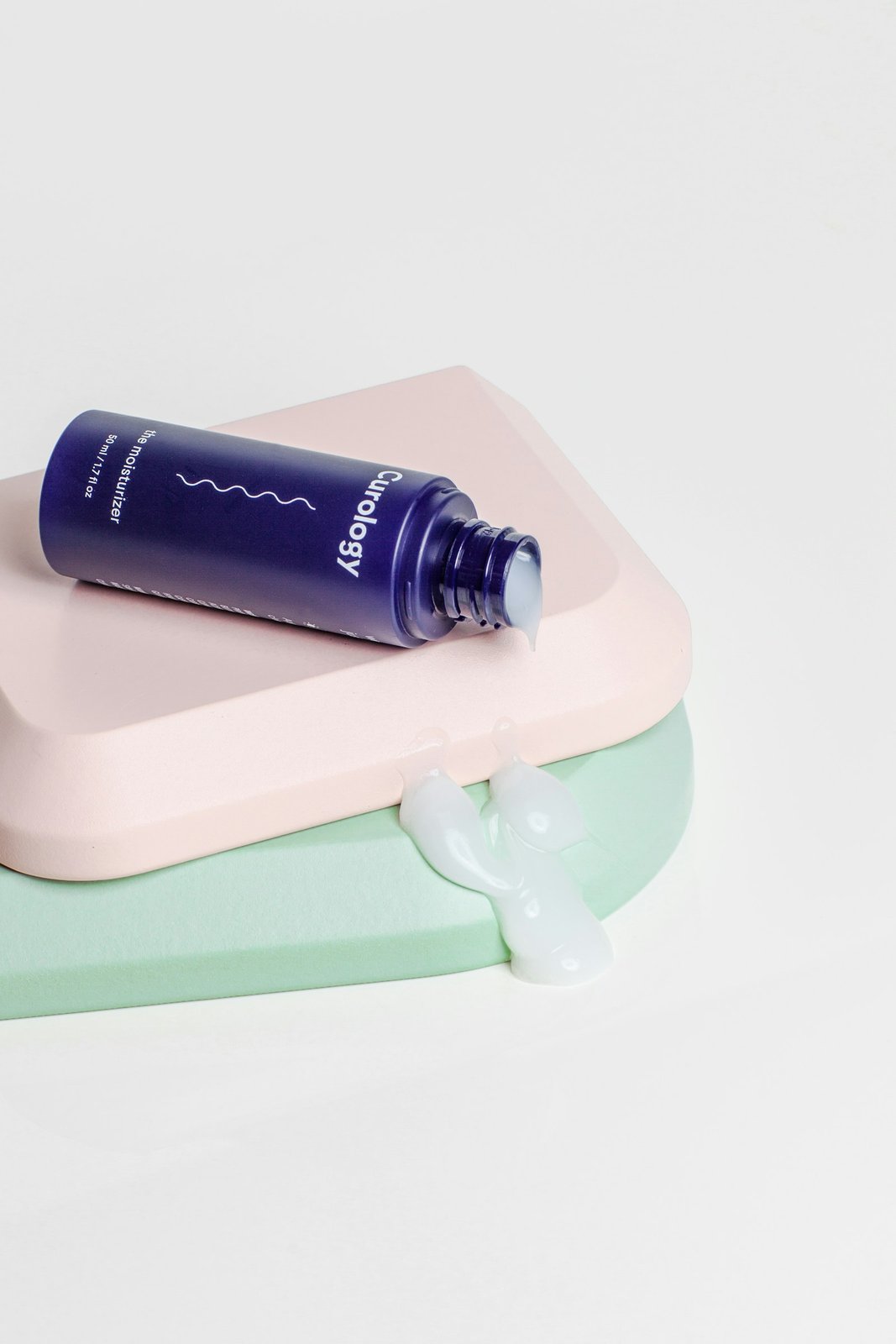 Composition de cosmétiques colorés, photographie d’ambiance